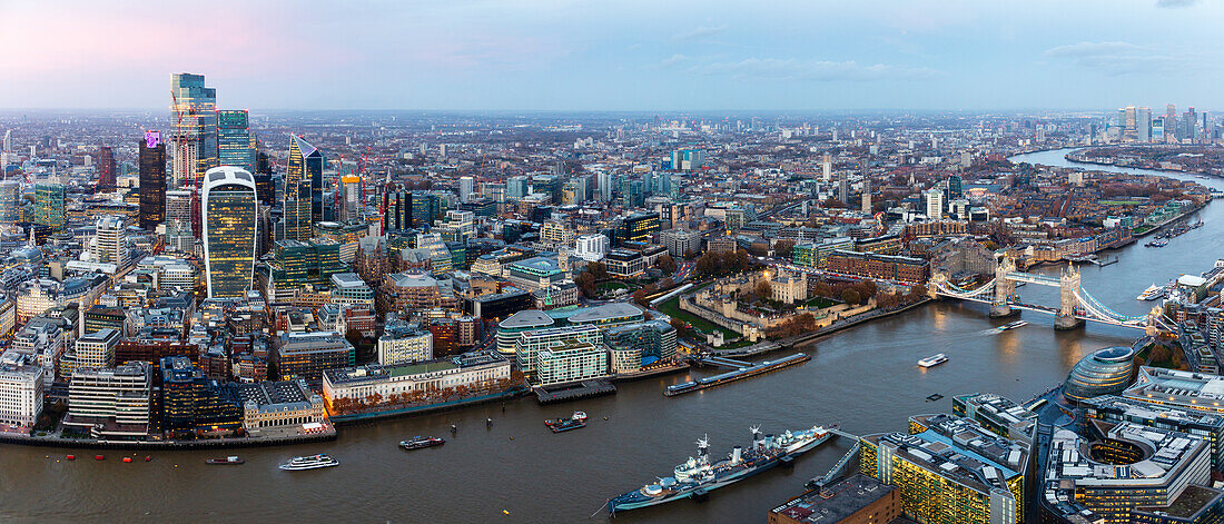 Panorama der Skyline der City of London und der Themse von oben, einschließlich der Tower Bridge, London, England, Vereinigtes Königreich, Europa