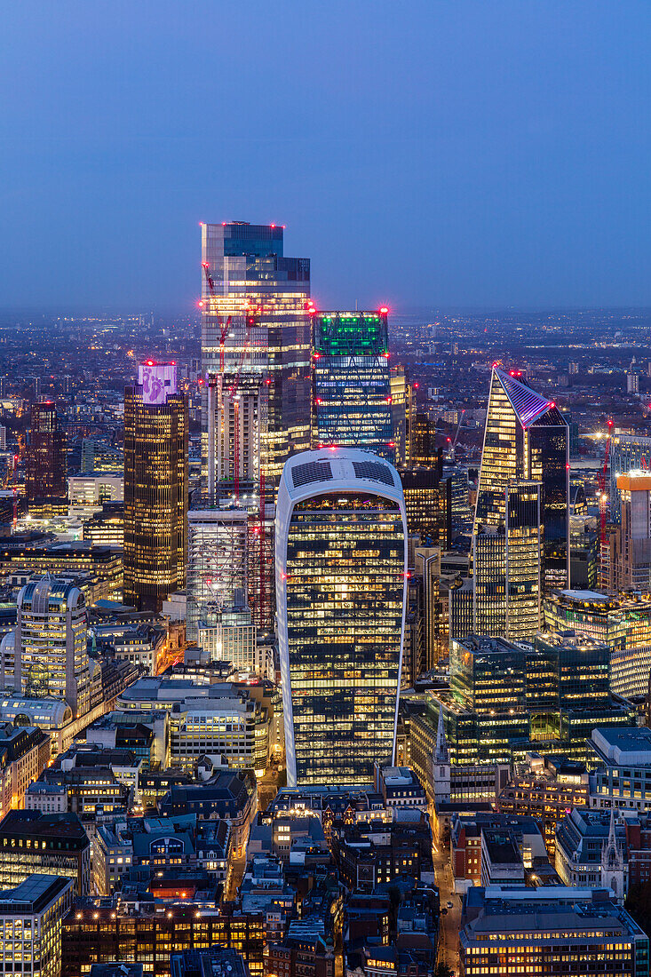 City of London Wolkenkratzer in der Abenddämmerung, einschließlich Walkie Talkie Building, von oben, London, England, Vereinigtes Königreich, Europa