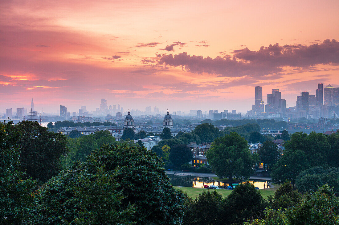 Blick auf Greenwich Old Royal Naval College und die Skyline von London in der Abenddämmerung, Greenwich, London, England, Vereinigtes Königreich, Europa