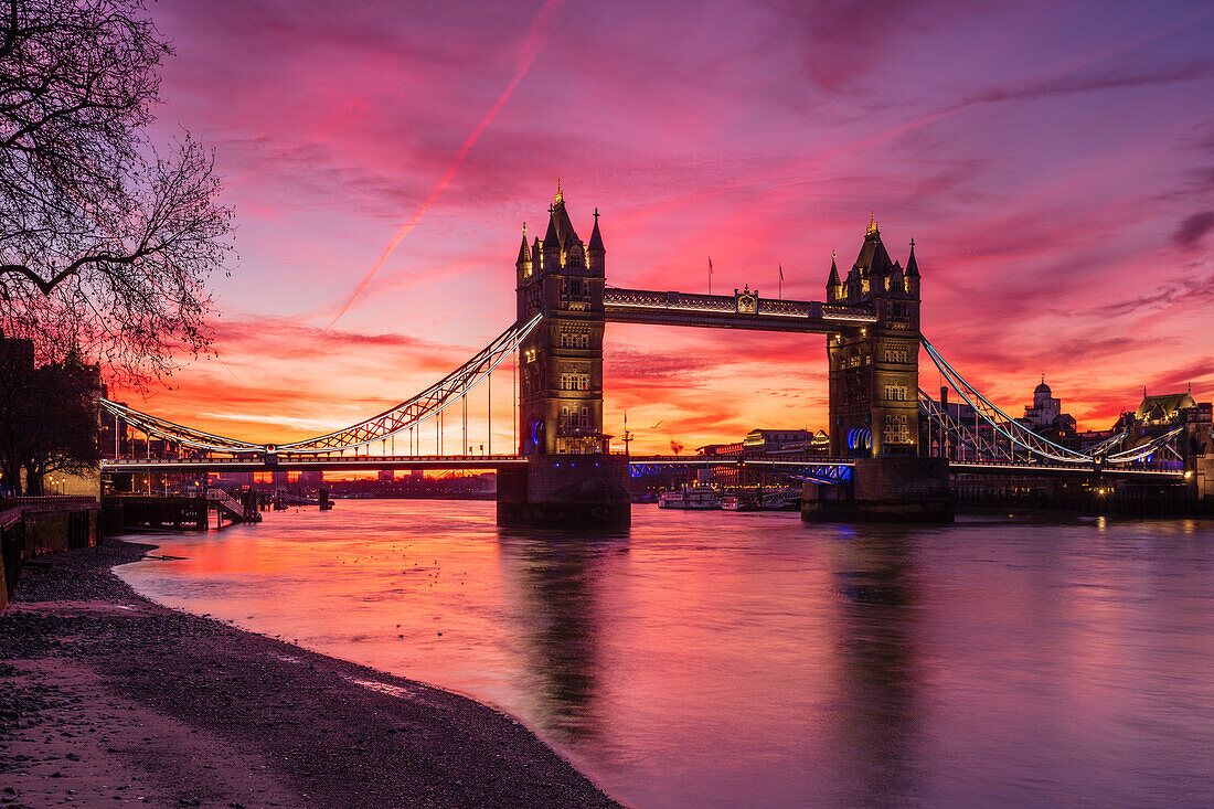 Sunrise-Blick auf die Tower Bridge vom Tower Wharf, Tower of London, London, England, Vereinigtes Königreich, Europa