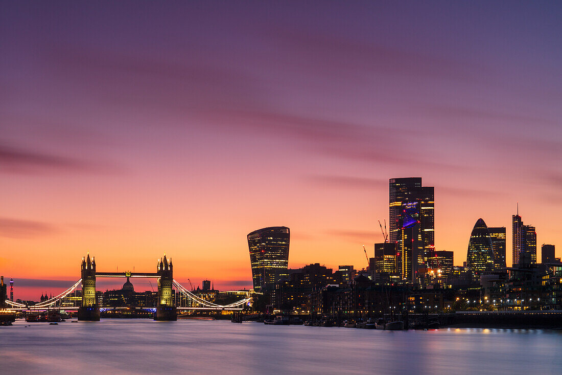 Die Skyline der City of London bei Sonnenuntergang, einschließlich Tower Bridge, The Gherkin und The Walkie Talkie Building, London, England, Vereinigtes Königreich, Europa