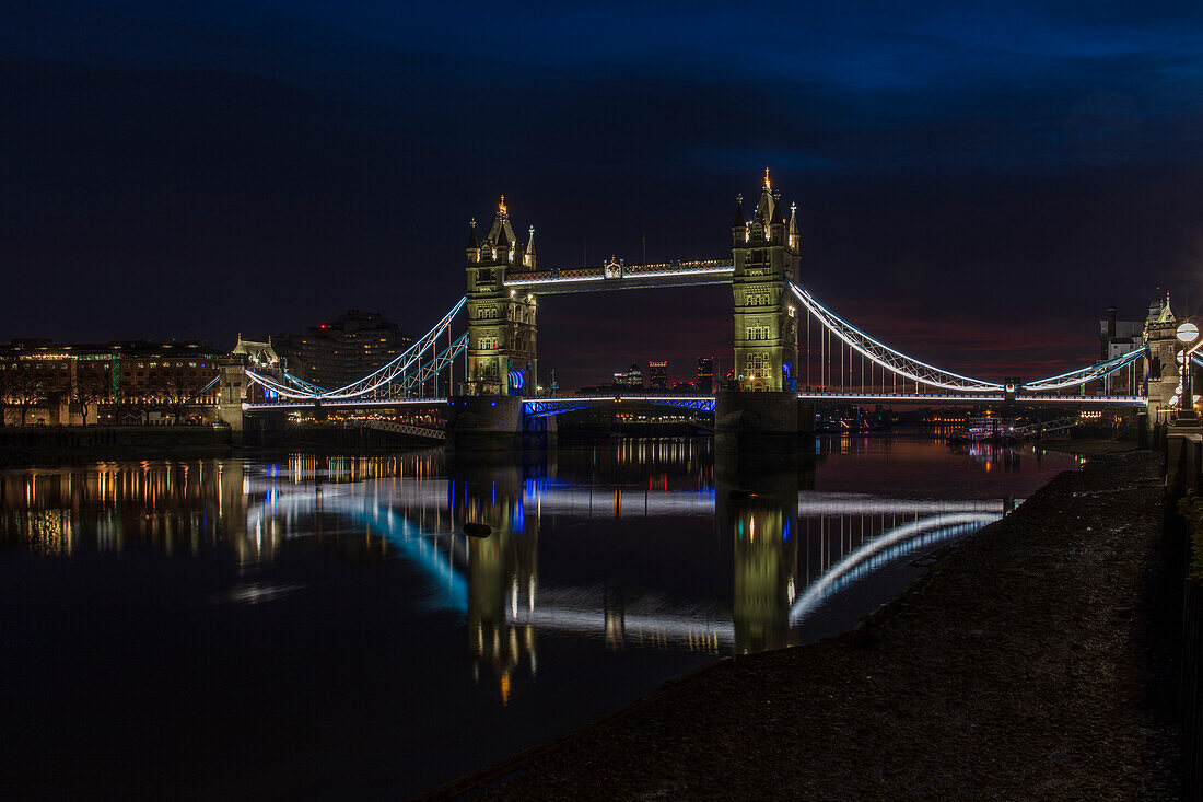 Tower Bridge in der Nacht kurz vor Sonnenaufgang, reflektiert in einem stillen Fluss Themse, London, England, Vereinigtes Königreich, Europa