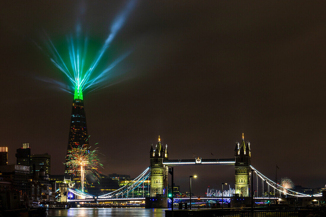 Neujahr 2022 Feuerwerk und Lichtspiel von The Shard und Tower Bridge, London, England, Vereinigtes Königreich, Europa