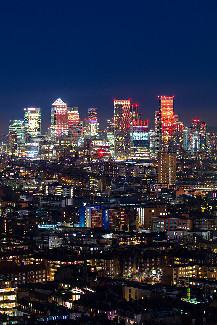 Luftaufnahme von East London und Canary Wharf bei Sonnenuntergang, London, England, Vereinigtes Königreich, Europa