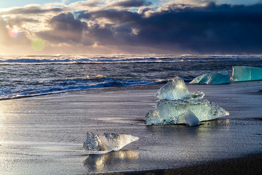 Eisberge vom schmelzenden Gletscher am schwarzen Sandstrand in der Nähe der Gletscherlagune Jokulsarlon, Vatnajökull-Nationalpark, Island, Polarregionen