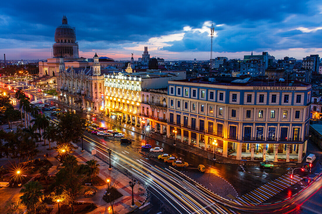 Abenddämmerung Blick auf El Capitolio Gebäude, Parque Central und Gebäude, Havanna, Kuba, Karibik, Mittelamerika