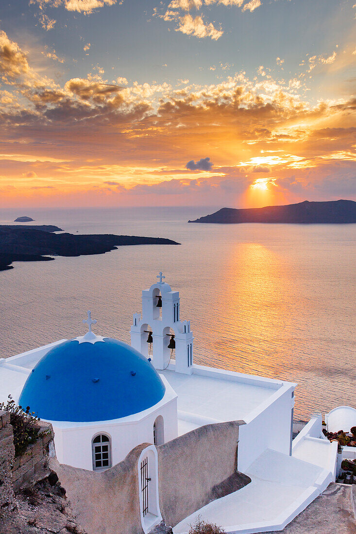 Eine weiße Kirche mit blauer Kuppel mit Blick auf die Ägäis bei Sonnenuntergang, Santorini, Kykladen, griechische Inseln, Griechenland, Europa