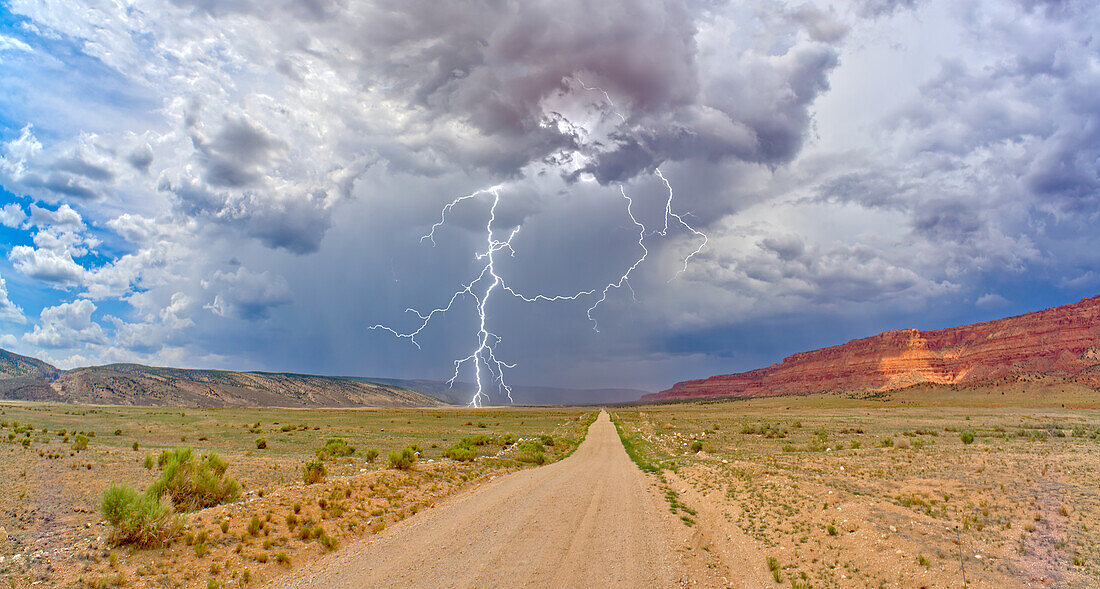 Gewitter rollt über die House Rock Valley Road auf der Westseite des Vermilion Cliffs National Monument, Arizona, Vereinigte Staaten von Amerika, Nordamerika