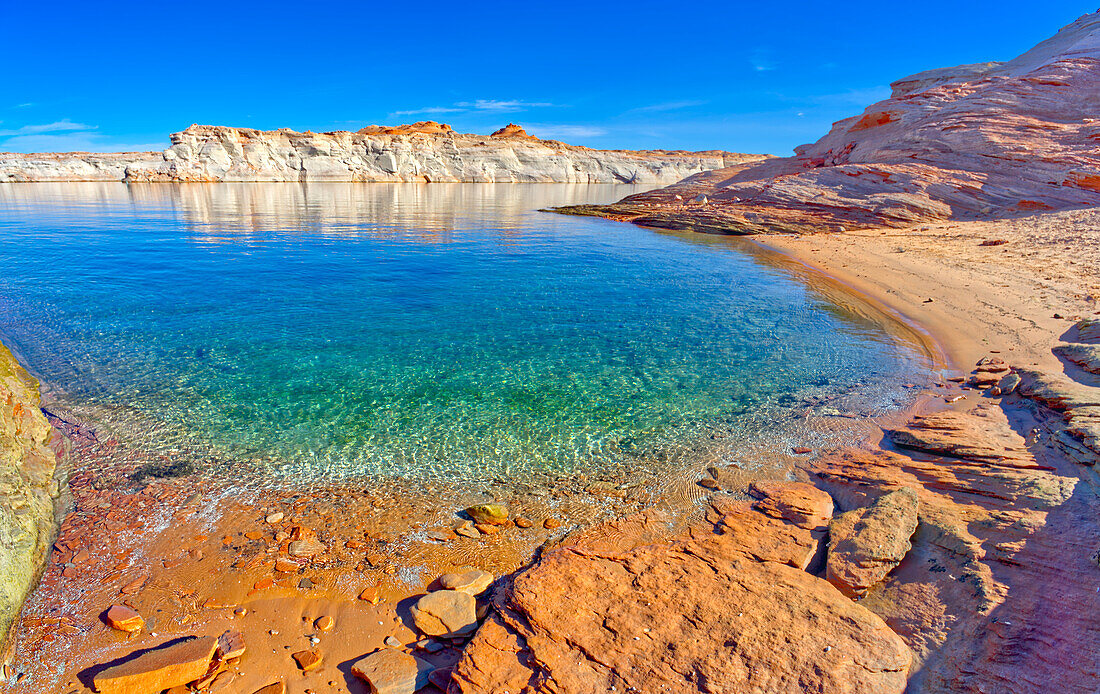 A small lagoon in Lake Powell where boats can drop anchor and come ashore, Arizona, United States of America, North America