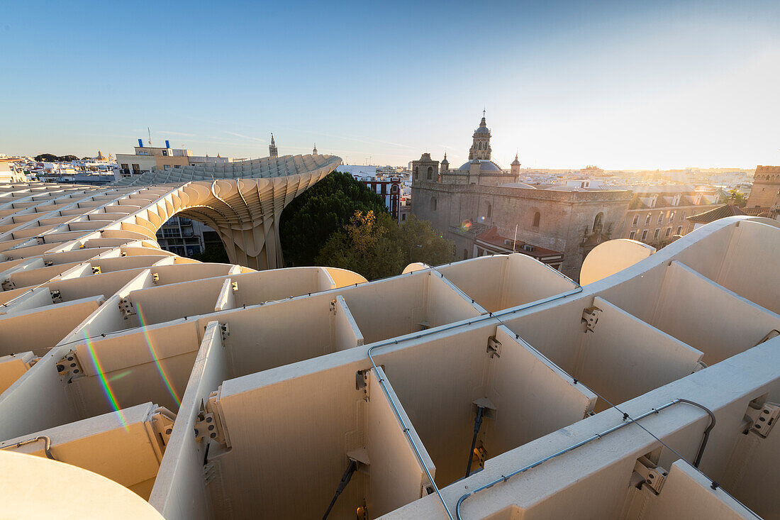 Skyline der Stadt mit dem Metropol Parasol (Las Setas de Sevilla) im Vordergrund, Sevilla, Andalusien, Spanien, Europa