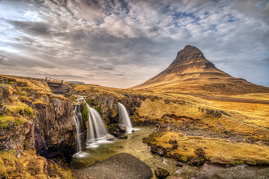 Der Wasserfall Kirkjufell bei Sonnenaufgang, Halbinsel Snaefellsnes, Westisland, Polarregionen