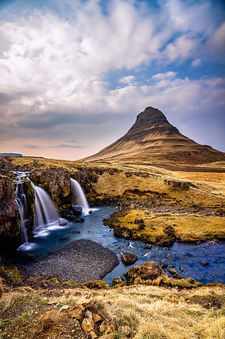 Der Wasserfall Kirkjufell bei Sonnenaufgang, Halbinsel Snaefellsnes, Westisland, Polarregionen