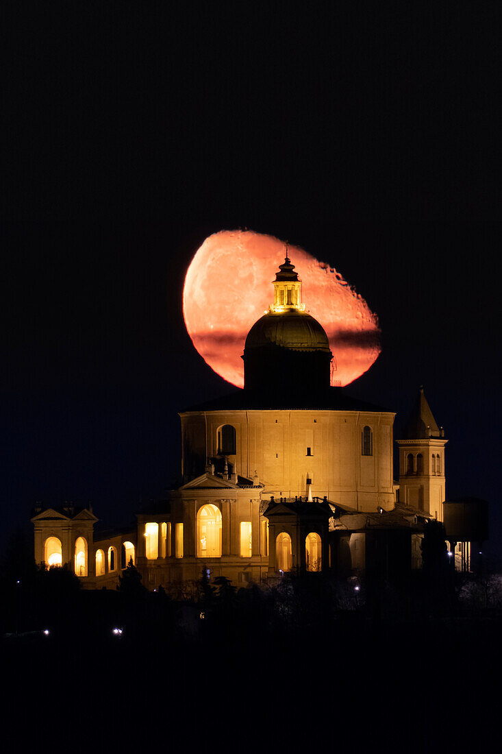 Mond im dritten Quartal über San Luca Sanctuary in der Nacht, Bologna, Emilia Romagna, Italien, Europa