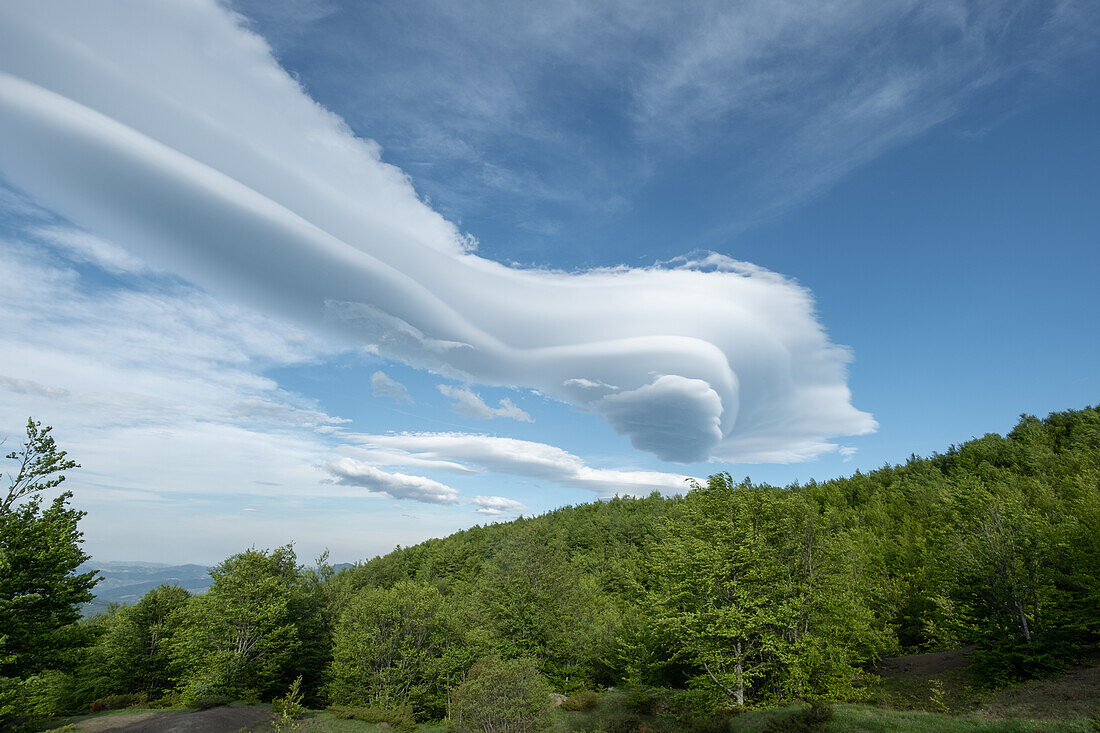 Lange linsenförmige Wolken in einer Berglandschaft, Emilia Romagna, Italien, Europa