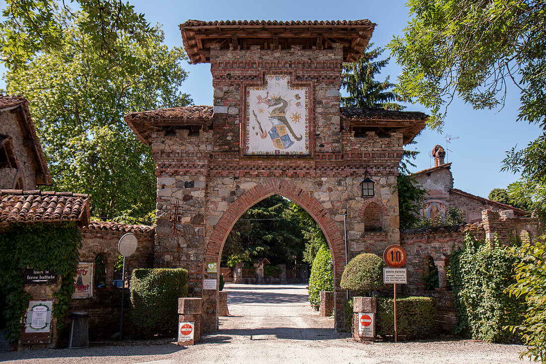 Alter Eingangstorbogen des Dorfes Grazzano Visconti, Emilia Romagna, Italien, Europa