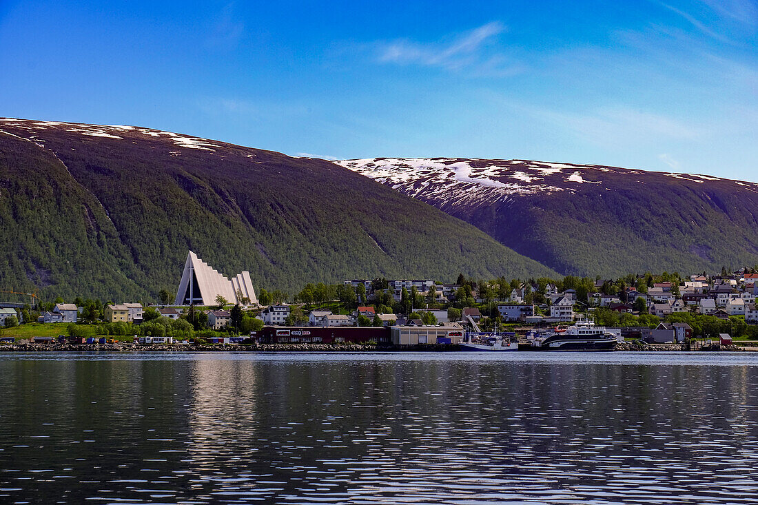 Tromsdalen Kirche (die Eismeerkathedrale) gesehen in der Ferne, Tromso, Norwegen, Skandinavien, Europa