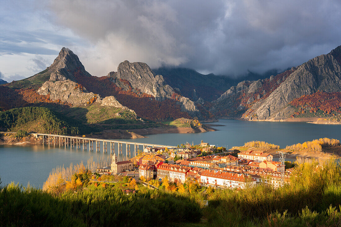 Riano Stadtbild bei Sonnenaufgang mit Gebirgslandschaft im Herbst im Nationalpark Picos de Europa, Leon, Spanien, Europa