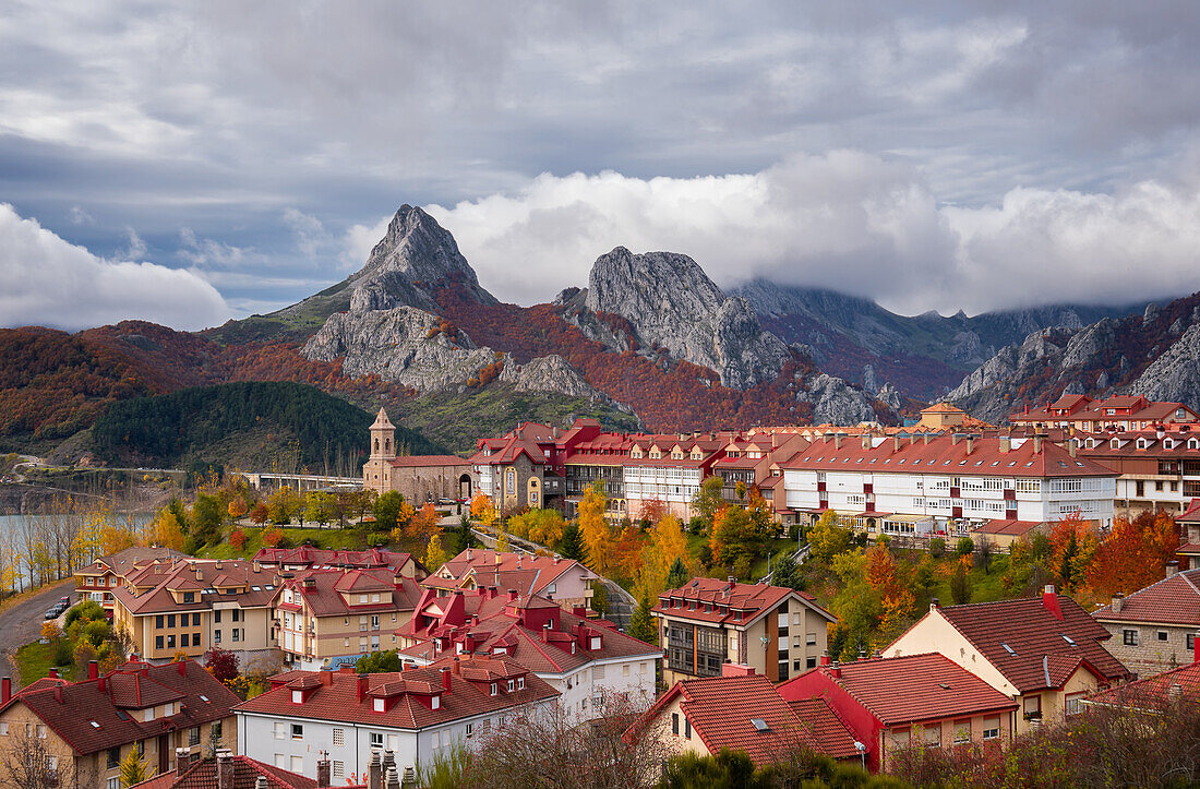 Riano Stadtbild bei Sonnenaufgang mit Gebirgslandschaft im Herbst im Nationalpark Picos de Europa, Leon, Spanien, Europa