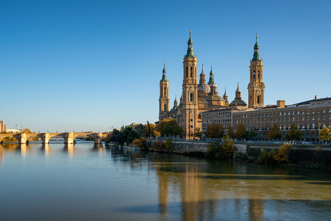 Basilica del Pilar Kathedrale mit Steinbrücke über den Fluss Ebro, Zaragoza, Aragon, Spanien, Europa