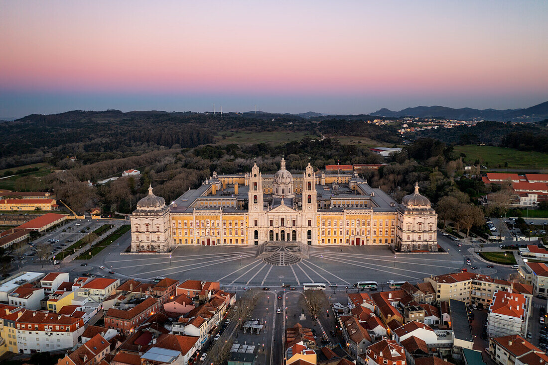 Luftaufnahme der Stadtdrohne bei Sonnenuntergang mit dem berühmten Palast, Mafra, Portugal, Europa