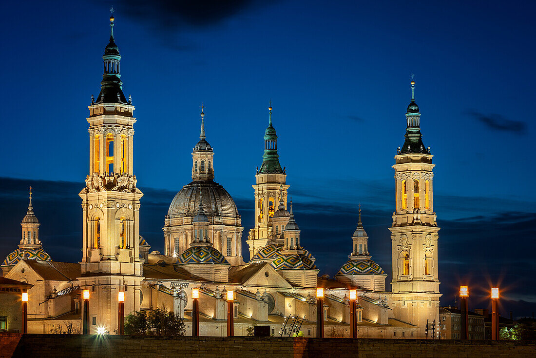 Basilica del Pilar Kathedrale mit Turmdetails in der Nacht, Zaragoza, Aragon, Spanien, Europa