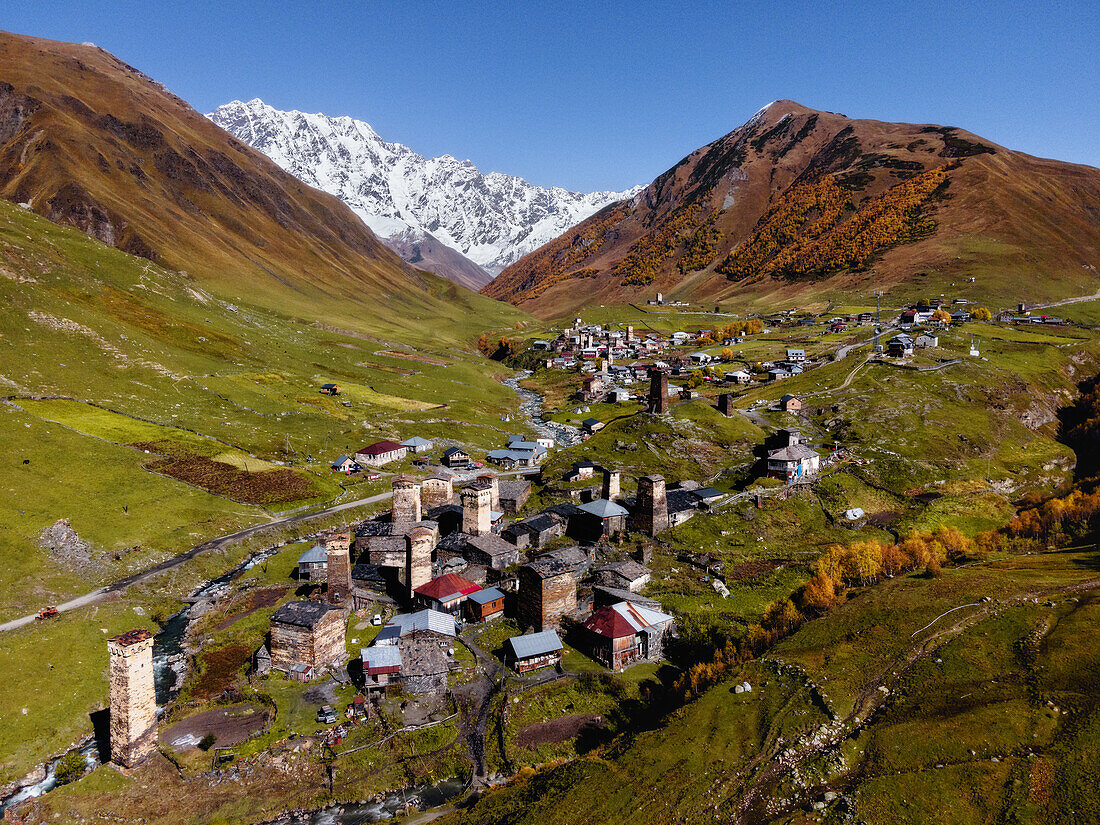 Luftlandschaftsansicht von Ushguli, mit dem Berg Shkhara, Ushguli, Mestia, Swanetien, Georgien (Sakartvelo), Zentralasien, Asien