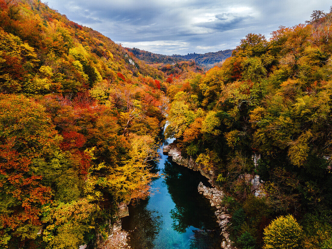 Ein Fluss, umgeben von Herbstfarben in Jikha, Samegrelo, Georgien (Sakartvelo), Zentralasien, Asien