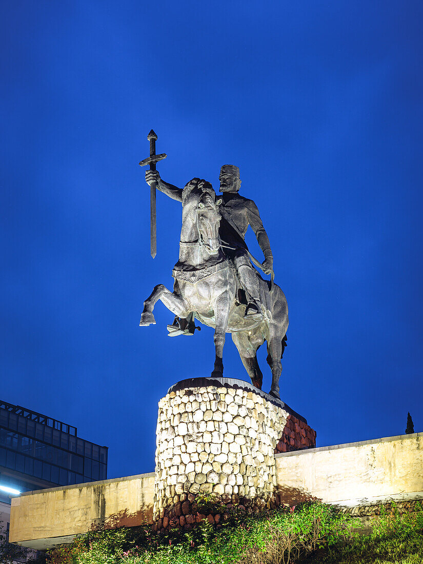 Blick auf Telavis Statue zur blauen Stunde, Kachetien, Georgien (Sakartvelo), Zentralasien, Asien