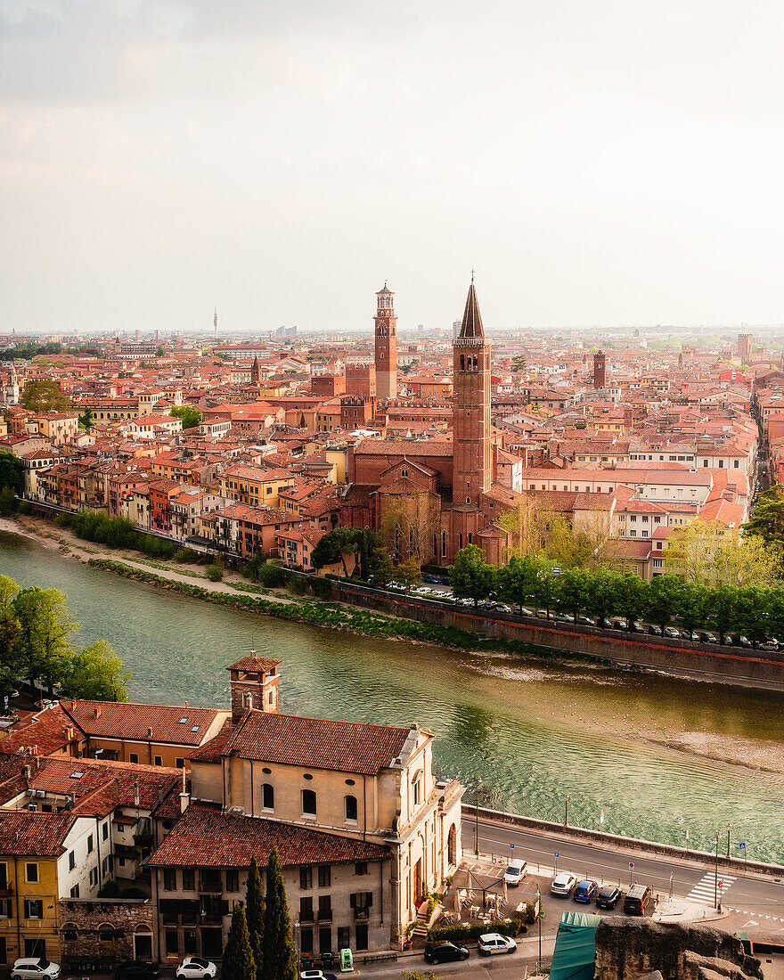 Blick auf das Stadtbild von Verona, UNESCO-Weltkulturerbe, von Castel San Pietro, Verona, Venetien, Italien, Europa