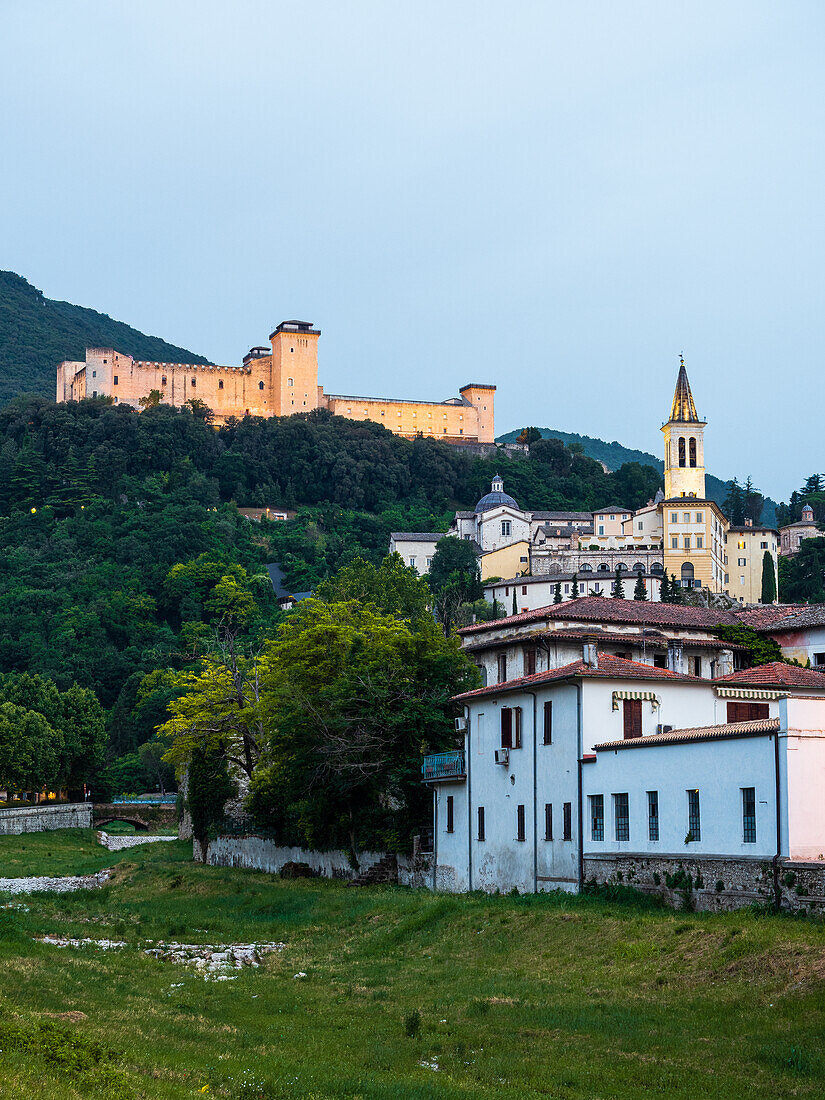 Blick auf die Rocca Albornoz und die Kathedrale von Spoleto in der Morgendämmerung, Spoleto, Umbrien, Italien, Europa