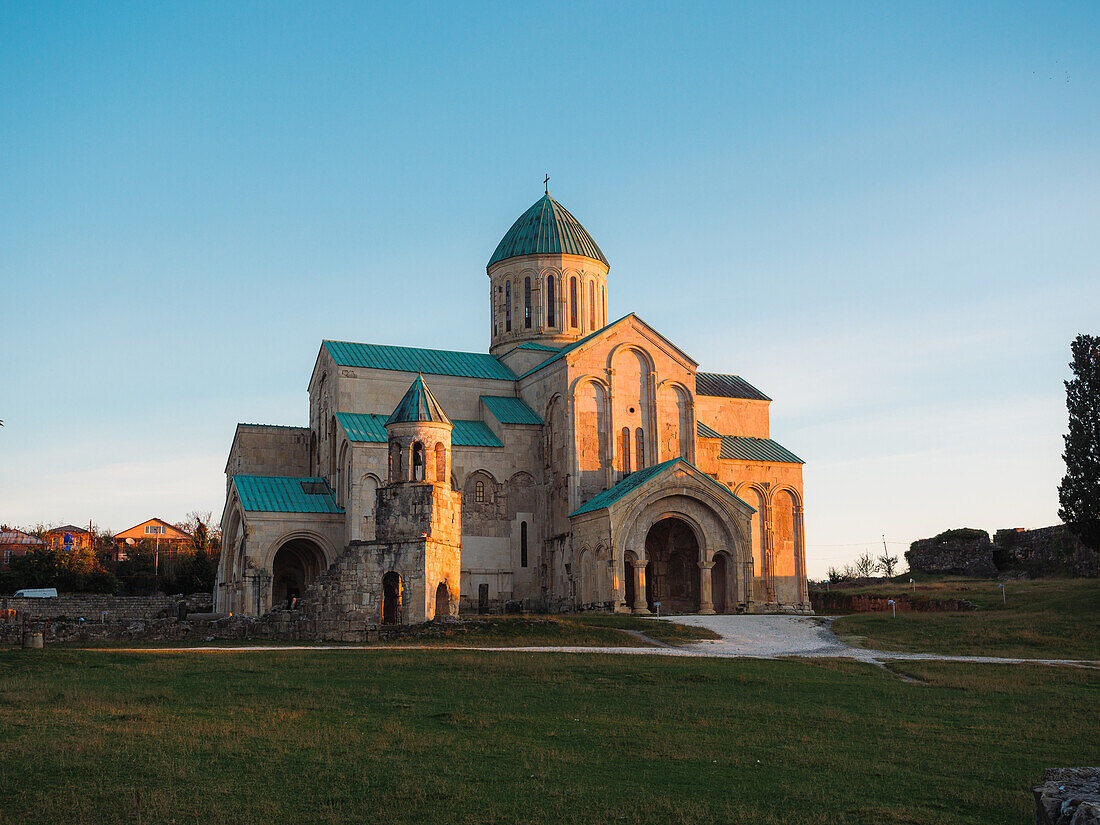 Bagrati-Kathedrale bei Sonnenaufgang, Kutaisi, Imereti, Sakartvelo (Georgia), Zentralasien, Asien