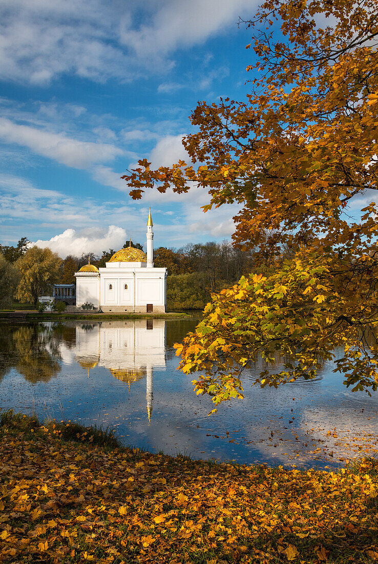 Türkisches Bad Pavillon spiegelt sich im großen Teich, Katharinenpark, Puschkin (Zarskoje Selo), in der Nähe von St. Petersburg, Russland, Europa
