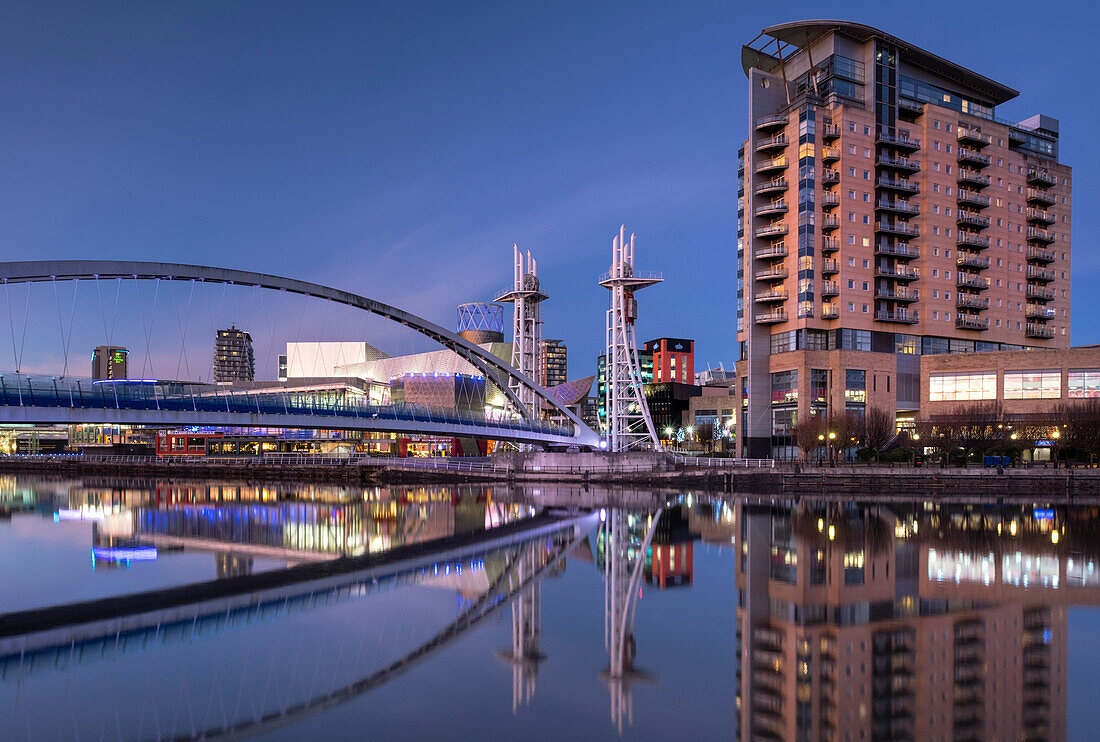 Die Lowry Fußgängerbrücke, Imperial Point Building und Lowry Centre bei Nacht, Salford Quays, Salford, Manchester, England, Vereinigtes Königreich, Europa
