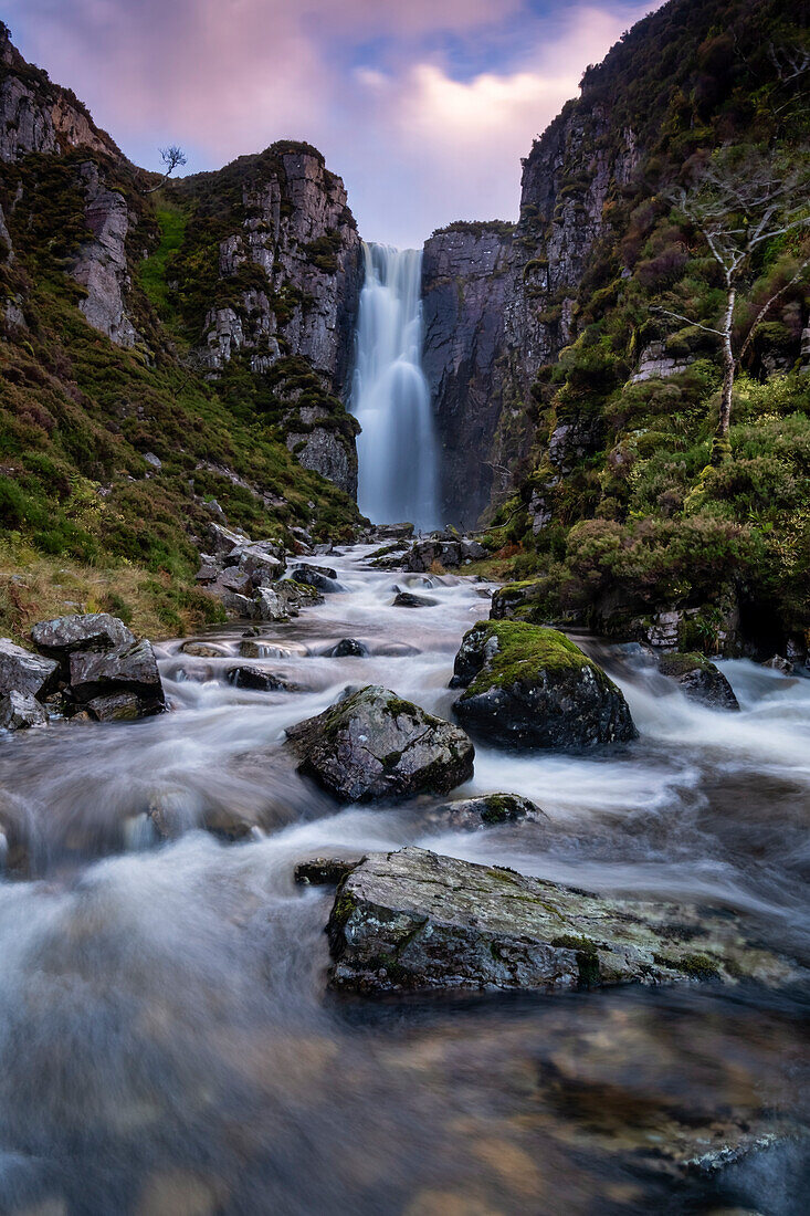 Allt Chranaidh (Wailing Widow Waterfall), in der Nähe von Kylesku, Sutherland, Schottisches Hochland, Schottland, Vereinigtes Königreich, Europa