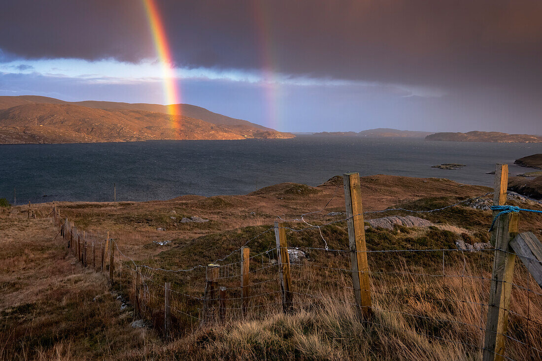 Doppelter Regenbogen über Loch an Tairbeairt in Richtung Leac Easgadail, Isle of Harris, äußeren Hebriden, Schottland, Vereinigtes Königreich, Europa