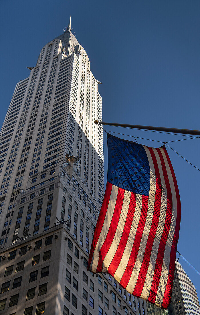 Das Chrysler Building und United States Stars And Stripes Flag, Manhattan, New York City, New York, Vereinigte Staaten von Amerika, Nordamerika