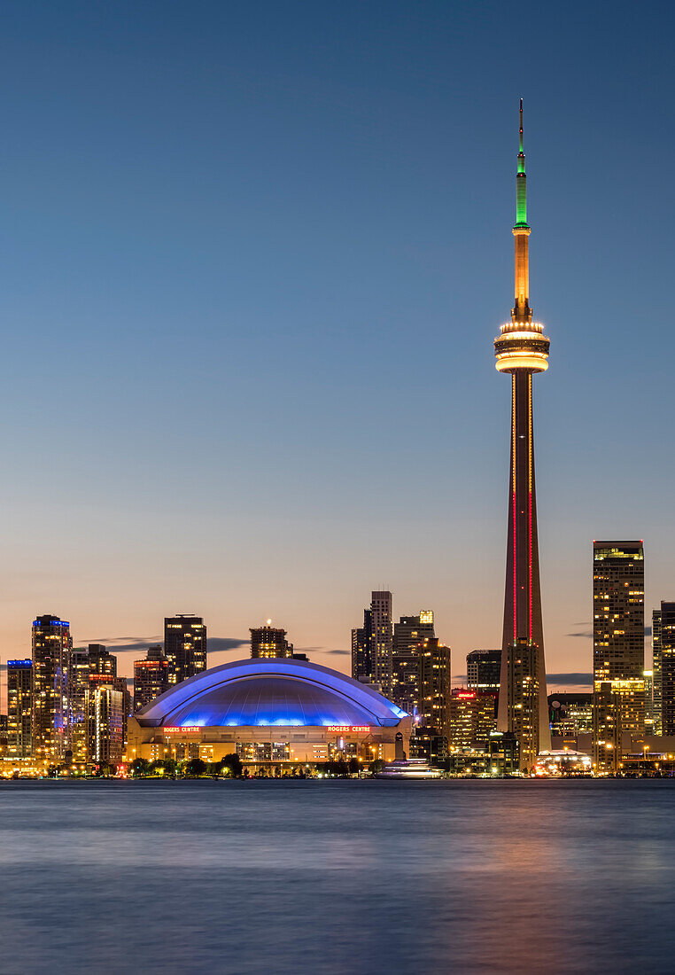 Skyline von Toronto mit dem CN Tower bei Nacht, von Toronto Island, Toronto, Ontario, Kanada, Nordamerika