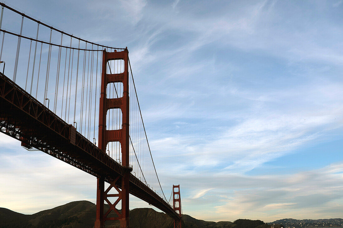 Golden Gate Bridge in der Abenddämmerung, San Francisco, Kalifornien, USA