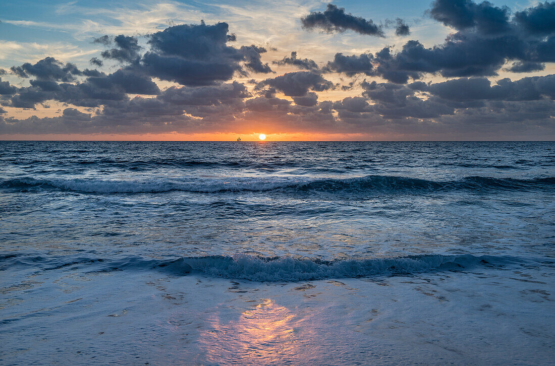 USA, Florida, Boca Raton, Sunrise over sea