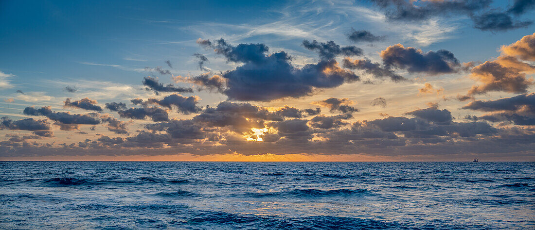 USA, Florida, Boca Raton, Sonnenaufgang über dem Meer