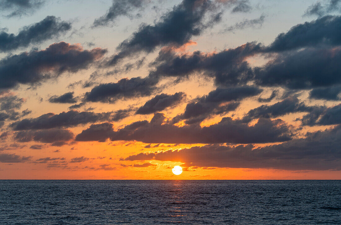 USA, Florida, Boca Raton, Sonnenaufgang über dem Meer