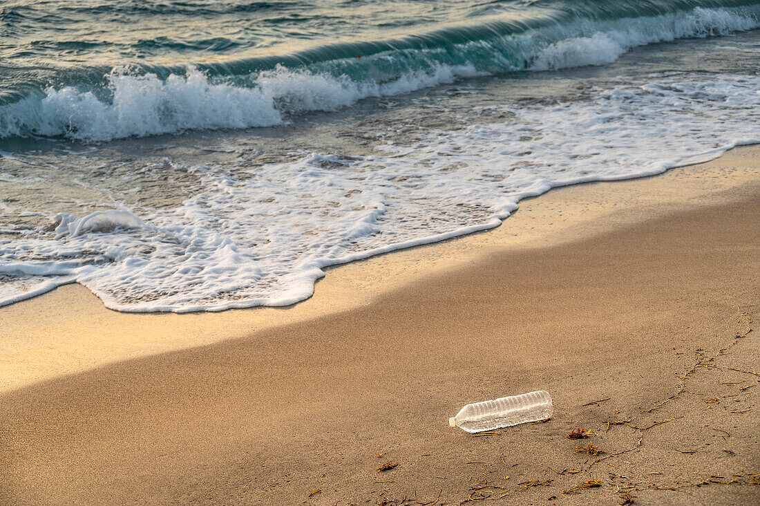 USA, Florida, Boca Raton, Plastikflasche am Strand