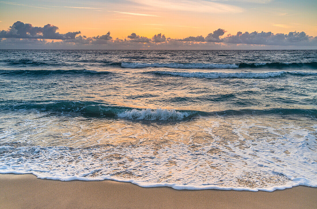 USA, Florida, Boca Raton, Meereswellen und Wolken bei Sonnenaufgang