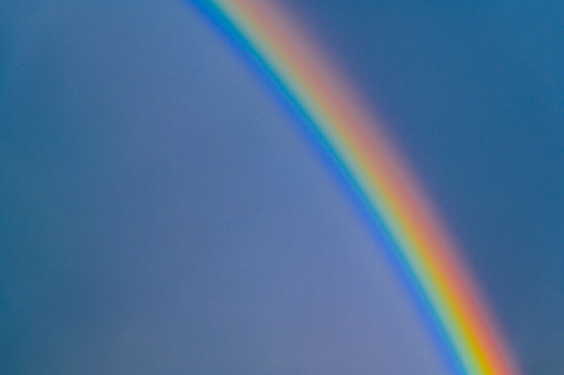 Regenbogen am blauen Himmel