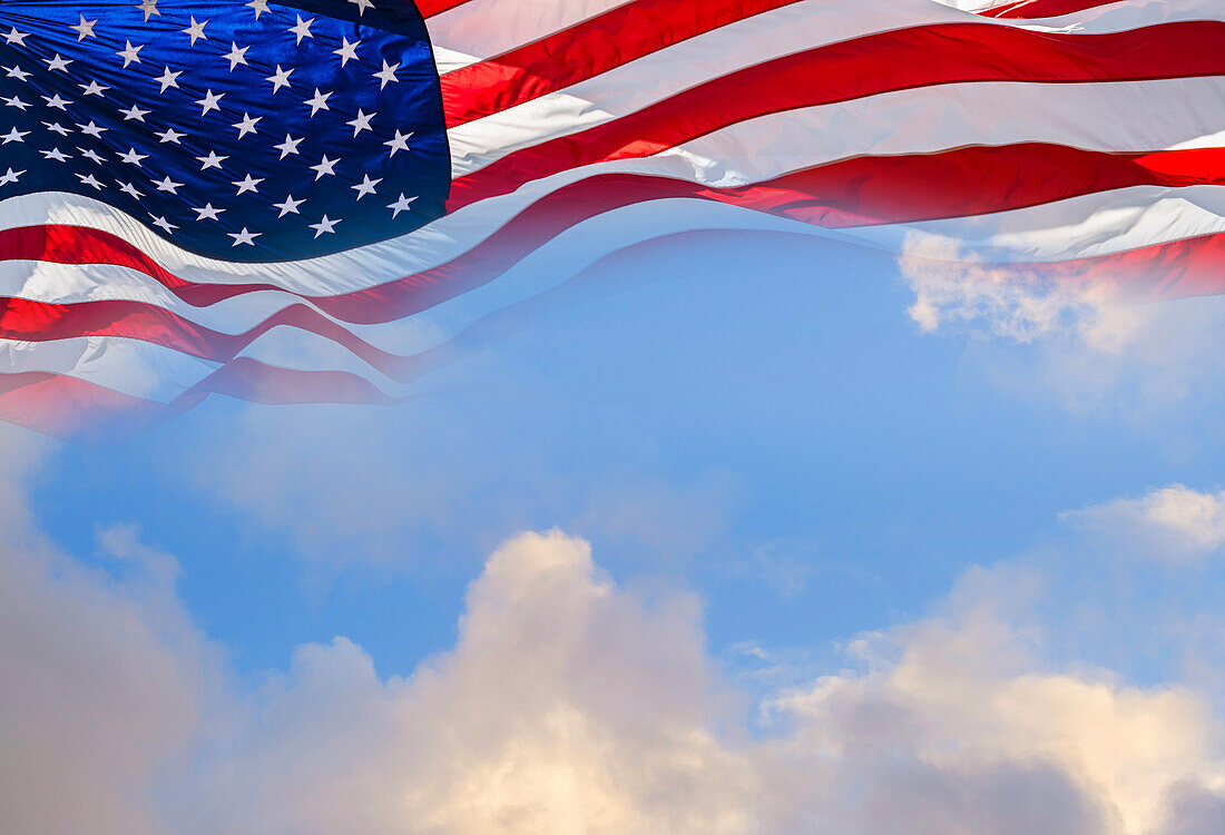 Amerikanische Flagge und bewölkter Himmel
