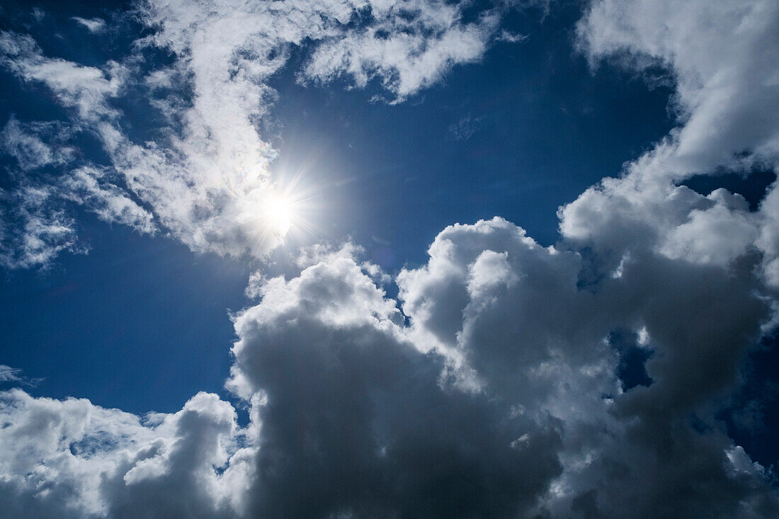 Sonne scheint durch Cumulus-Wolken