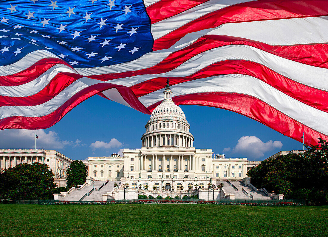Amerikanische Flagge weht über dem Capital Building