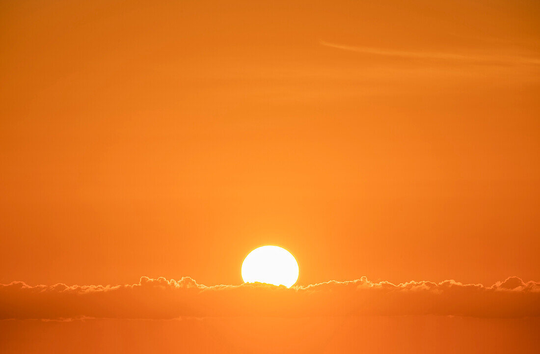 Sonnenaufgang im orangefarbenen Himmel