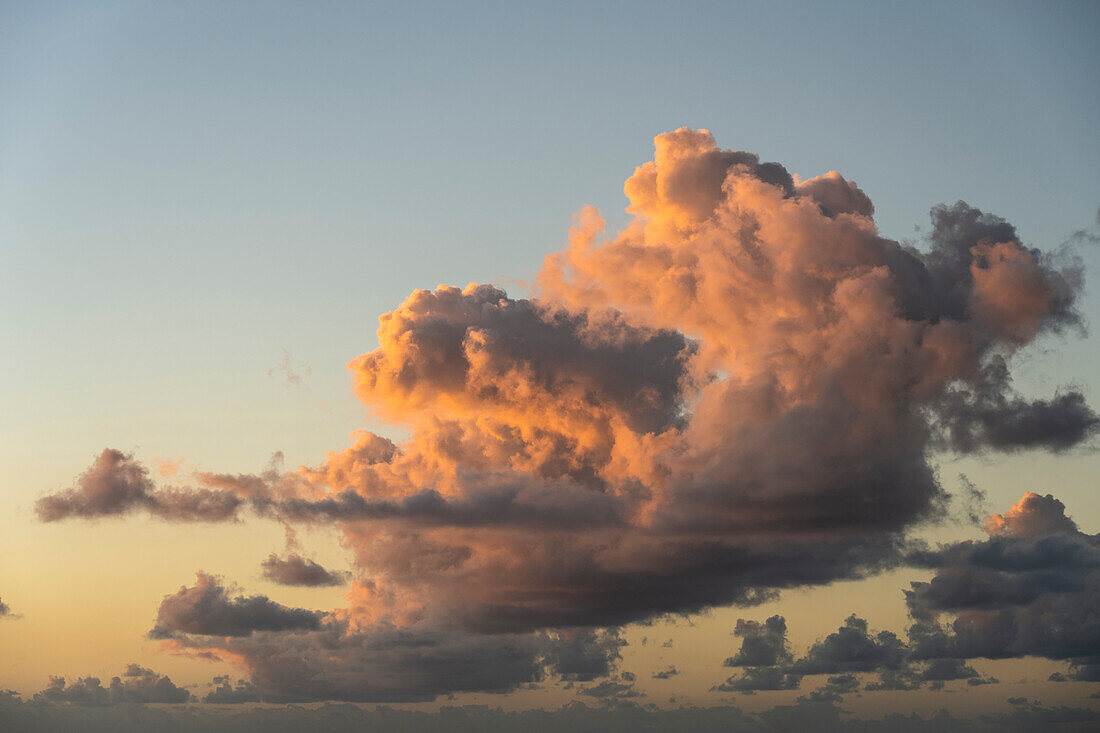 Cumulus-Wolkenbildung gegen Himmel bei Sonnenaufgang