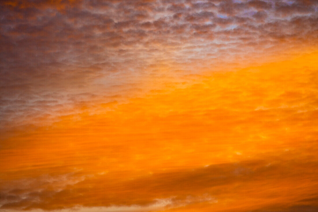 Orangefarbener Sonnenaufgangshimmel